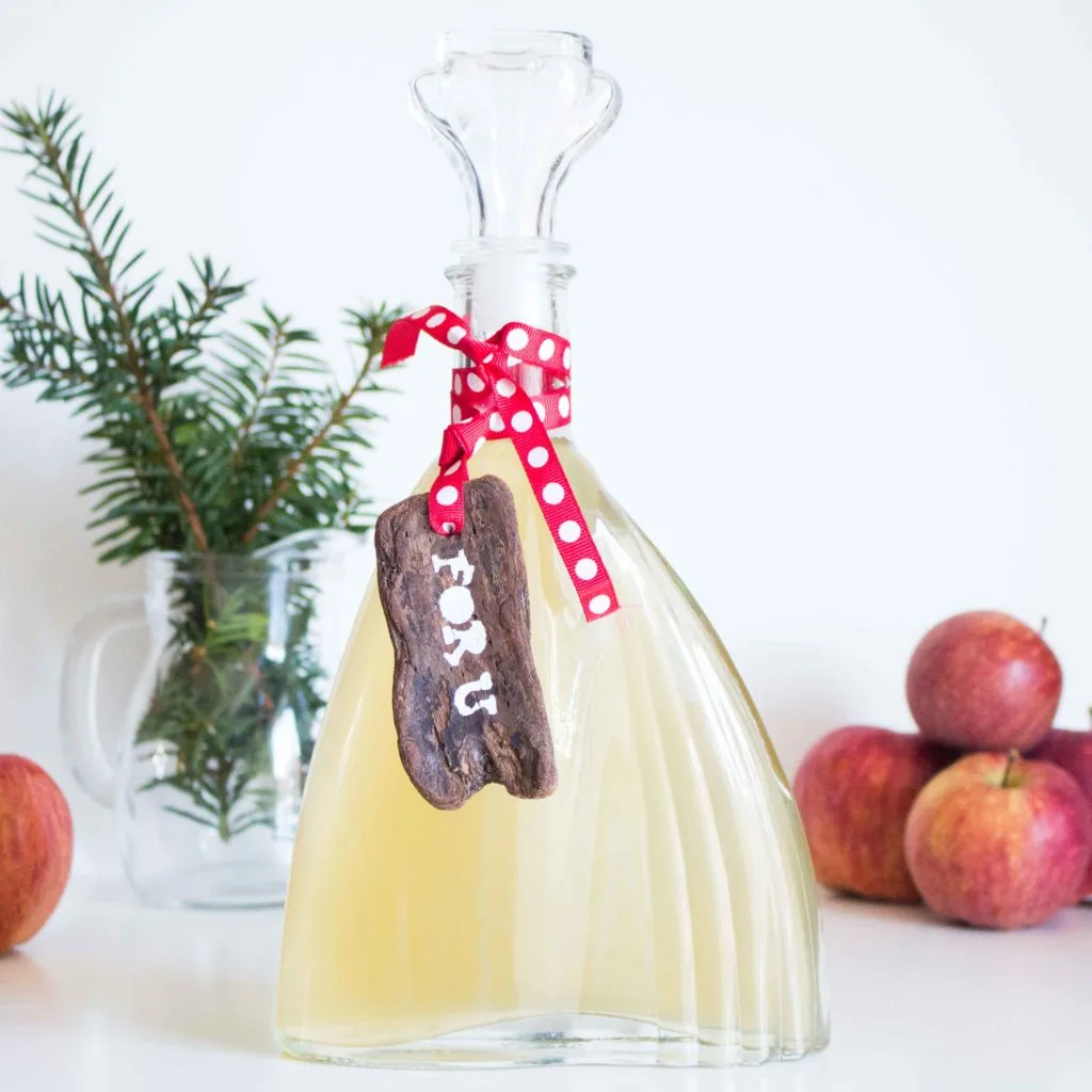 Homemade apple cider vinegar | How to make apple cider vinegar | Making your own apple cider vinegar | Handmade Chirstmas gift ideas