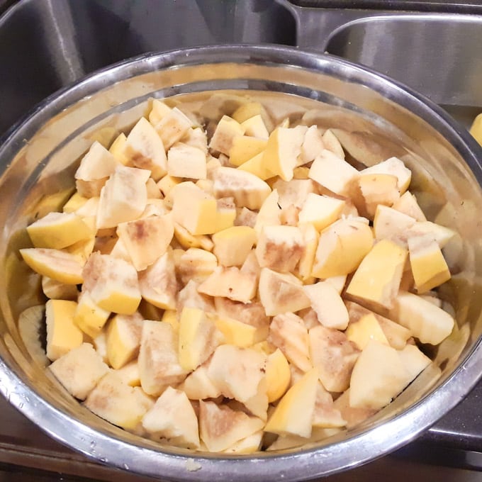 cutting and cooking the cubed quince fruit