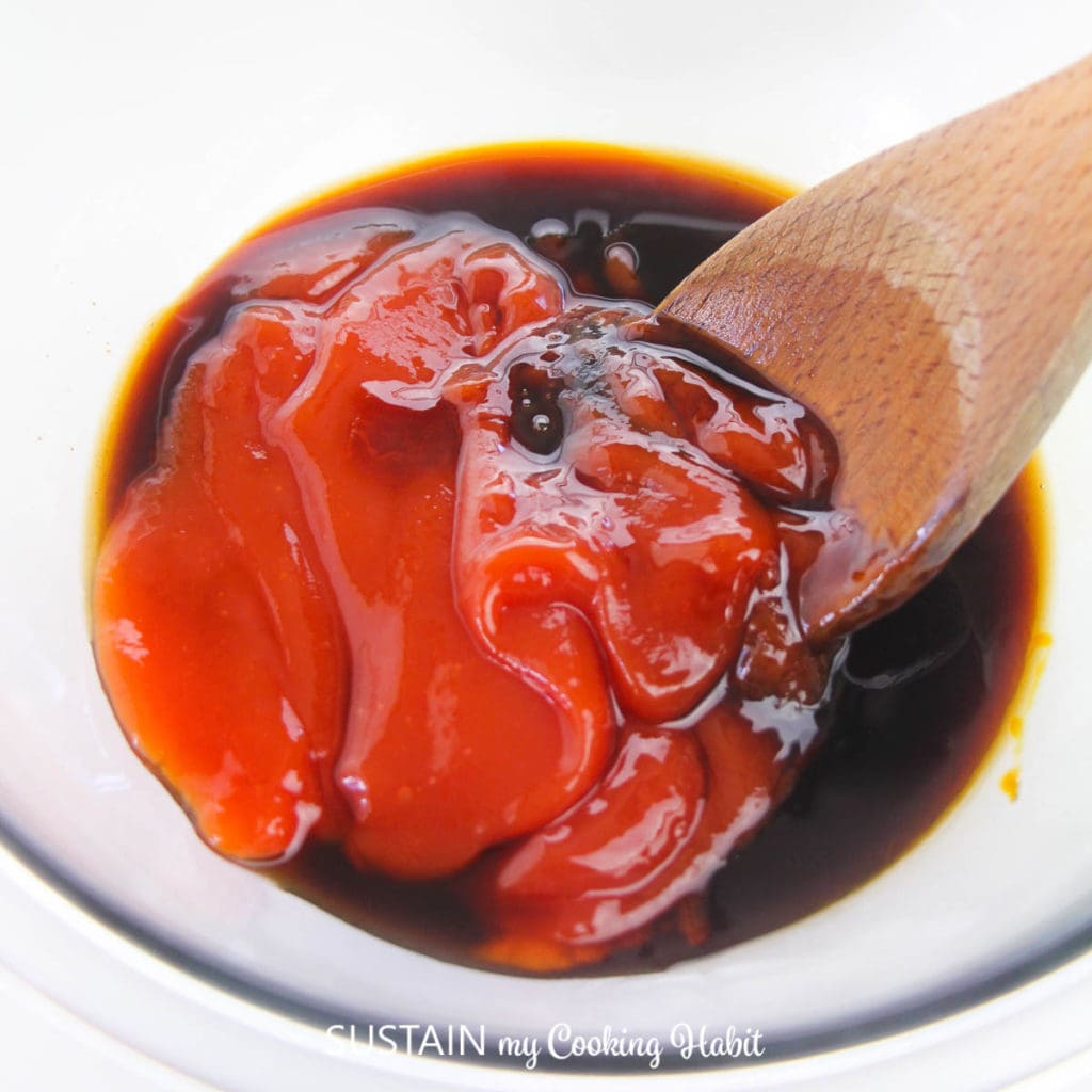 Stiring ketchup in to the molasses.
