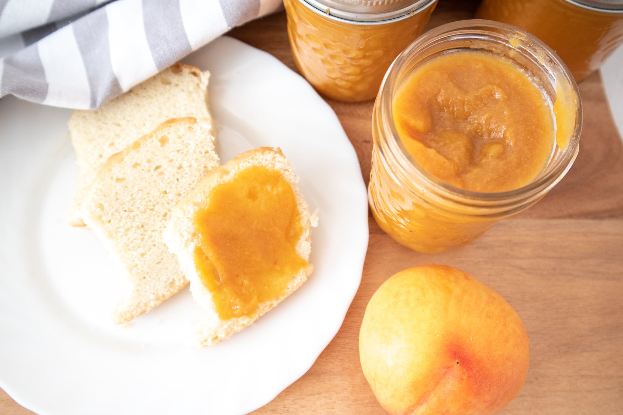 Delicious Low Sugar Peach Jam Recipe!