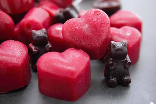 Valentine treats for kids hearts and gummy bears.