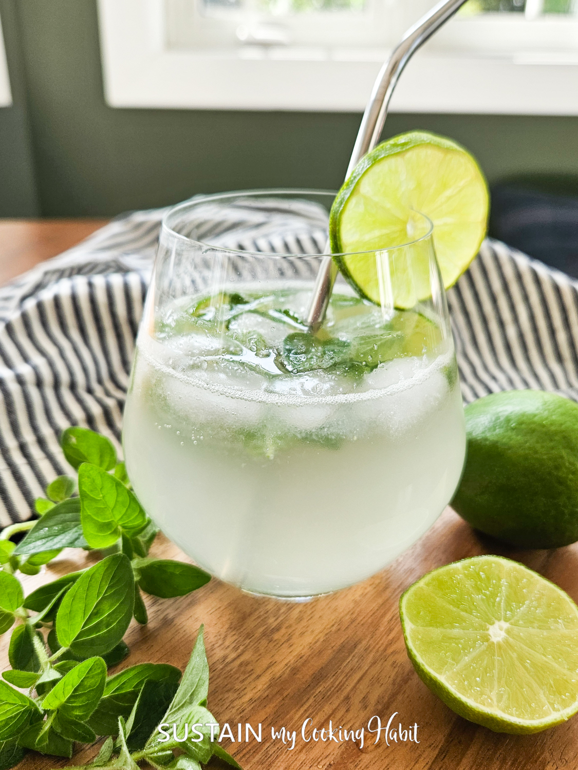 Virgin mojito mocktail with mint leaves, ice and straw.